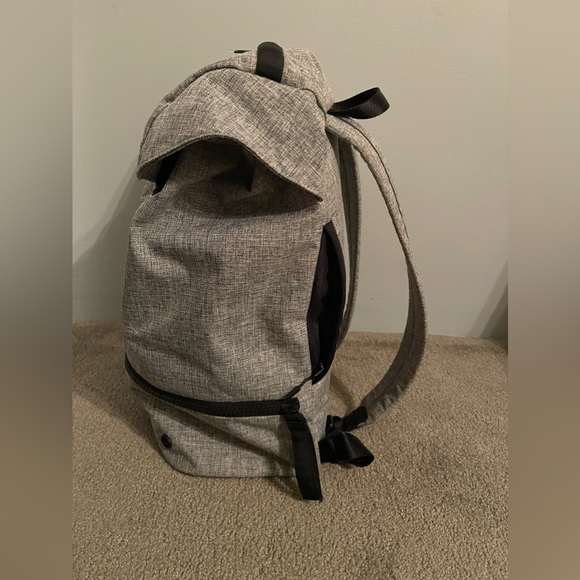 LULULEMON 24L BACKPACK **EXCELLENT CONDITION** - Picture 6 of 12